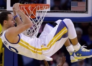 九游娱乐首页-雷霆鏖战76人，东契奇点燃赛场，一场定义时代的对决