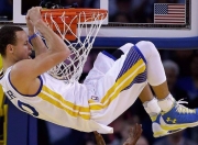 九游娱乐首页-雷霆鏖战76人，东契奇点燃赛场，一场定义时代的对决