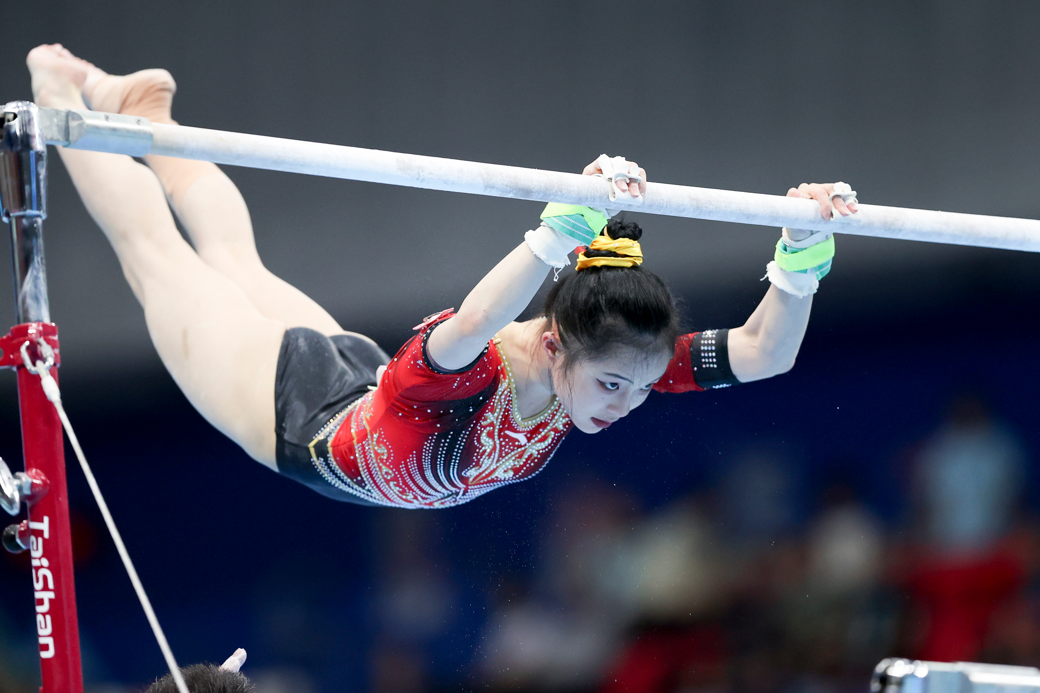 体操比赛女选手优雅表演,完美摘得金牌的简单介绍 体操比赛女选手优雅表演,完美摘得金牌的简单介绍