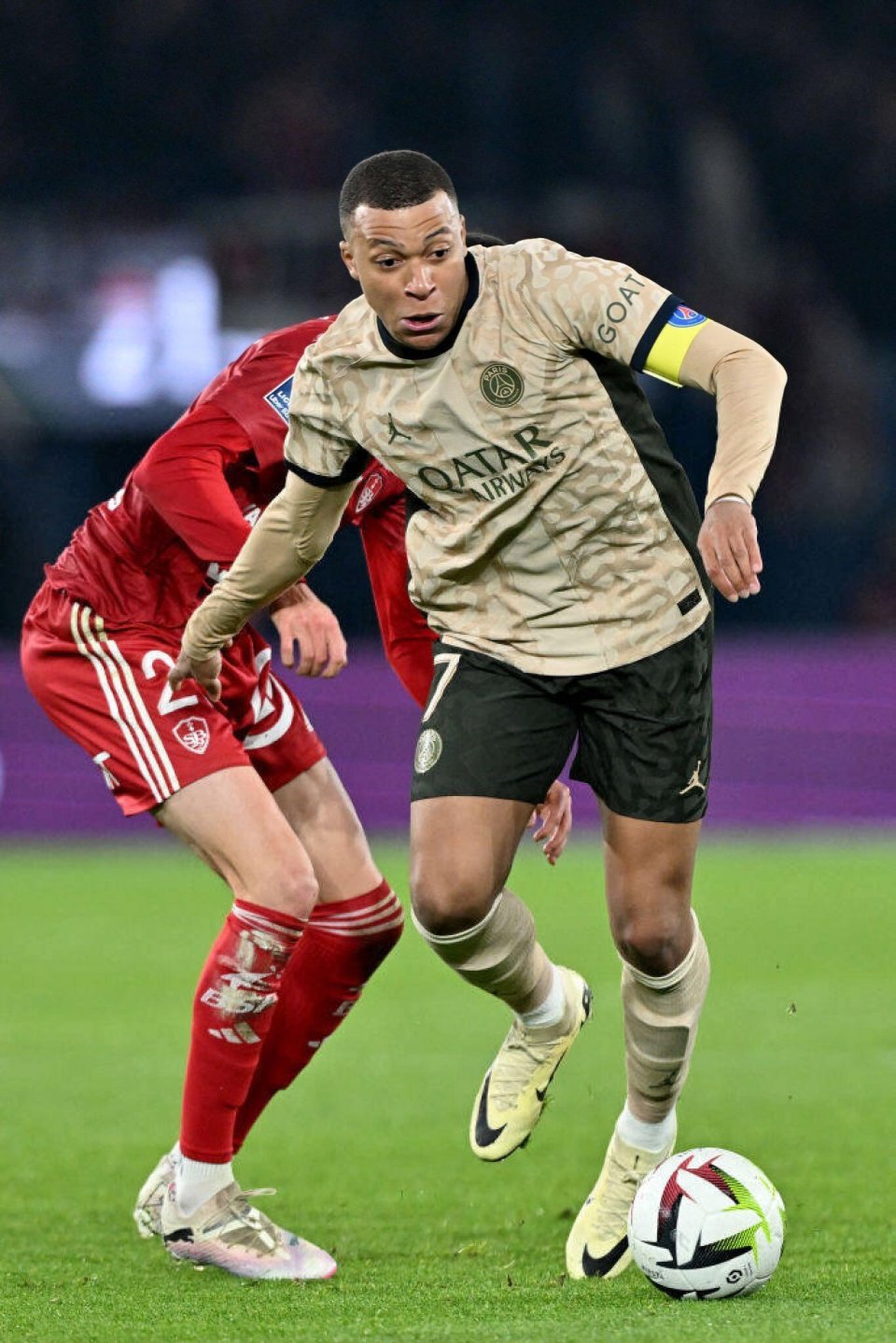 包含尼斯客场逼平，法甲积分榜逐渐攀升的词条